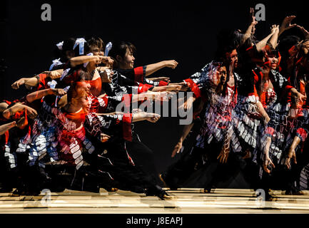 Toyokawa, Japan. 28. Mai 2017. 28, kann 2017 - ein mehrfach-Belichtung-Bild der Tänzer beim Yosakoi in Oiden Festival in Toyokawa, Japan. Yosakoi beinhaltet traditionelle japanische Tanzbewegungen mit moderner Popmusik. Bildnachweis: Ben Weller/AFLO/Alamy Live-Nachrichten Stockfoto