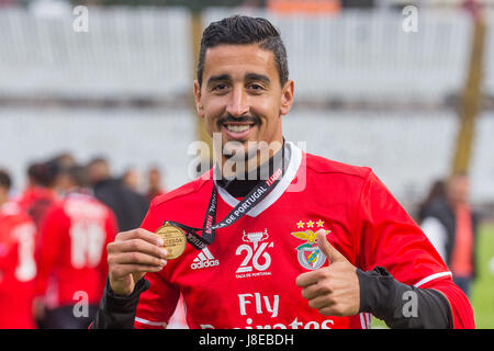 Lissabon, Portugal. 28. Mai 2017. 28. Mai 2017. Lissabon, Portugal. BenficaÕs Verteidiger aus Portugal Andre Almeida (34) hält die portugiesischen Cup-Gewinner-Medaille im Spiel SL Benfica V Vitoria SC Credit: Alexandre de Sousa/Alamy Live News Stockfoto