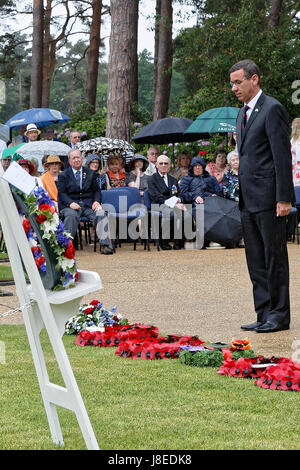 Amerikanischen Friedhof Brookwood Militärfriedhof, Surrey, UK. Sonntag, 28. Mai 2017. Amerikanischen Friedhof Brookwood Militär Surrey UK. Israelischer Botschafter in das Vereinigte Königreich; H E Mark Regev steht vor den Kranz, die, den er in den Dienst gestellt. Der amerikanische Friedhof Brookwood ist die einzige UK Ruhestätte für amerikanische Soldaten des ersten Weltkrieges. Der Memorial Day-Service in Großbritannien ist in der Regel am Sonntag vor dem Montag statt, die es in den USA stattfindet. Bildnachweis: Wyrdlight/Alamy Live-Nachrichten Stockfoto