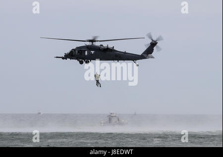 New York, USA. 28. Mai 2017. Ein Hubschrauber der New Yorker Nationalgarde führt Kunstflug während der 14. jährlichen Bethpage Air Show über Johns Beach in New York, Vereinigte Staaten, 28. Mai 2017. Bildnachweis: Wang Ying/Xinhua/Alamy Live-Nachrichten Stockfoto