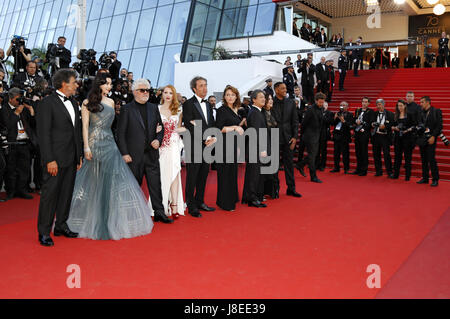 Cannes, Frankreich. 28. Mai 2017. Mitglieder der Jury Fan Bingbing, Gabriel Yared, Paolo Sorrentino, Maren Ade, Präsident der Jury Pedro Almodovar, Jury-Mitglieder Jessica Chastain Park Chan-Wook, Agnes Jaoui und Will Smith, die Teilnahme an der Closing Night des 70. Cannes Film Festival im Palais des Festivals am 28. Mai 2017 in Cannes, Frankreich | Verwendung Weltweit/Picture Alliance Credit: Dpa/Alamy Live-Nachrichten Stockfoto