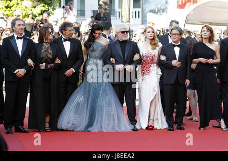 Cannes, Frankreich. 28. Mai 2017. Paolo Sorrentino, Agnes Jaoui, Gabriel Yared, Fan Bingbing, Präsident der Jury Pedro Almodovar, Jury-Mitglieder Jessica Chastain, Park Chan-Wook und Maren Ade Ttending der Abschlussabend des 70. Cannes Film Festival im Palais des Festivals am 28. Mai 2017 in Cannes, Frankreich | Verwendung Weltweit/Picture Alliance Credit: Dpa/Alamy Live-Nachrichten Stockfoto