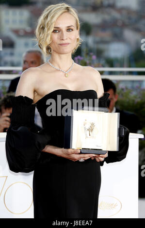 Cannes, Frankreich. 28. Mai 2017. Diane Kruger mit dem Award als beste Schauspielerin für ihre Rolle in dem Film "In The Fade/Aus Dem Nichts" bei der Award Gewinner Fototermin während des 70. Cannes Film Festival im Palais des Festivals am 28. Mai 2017 in Cannes, Frankreich | Verwendung Weltweit/Picture Alliance Credit: Dpa/Alamy Live-Nachrichten Stockfoto