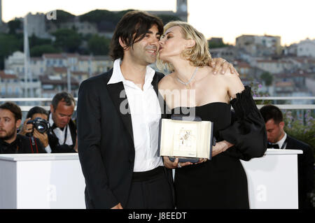 Cannes, Frankreich. 28. Mai 2017. Diane Kruger mit dem Award als beste Schauspielerin für ihre Rolle in dem Film "In The Fade/Aus Dem Nichts" bei der Award Gewinner Fototermin während des 70. Cannes Film Festival im Palais des Festivals am 28. Mai 2017 in Cannes, Frankreich | Verwendung Weltweit/Picture Alliance Credit: Dpa/Alamy Live-Nachrichten Stockfoto