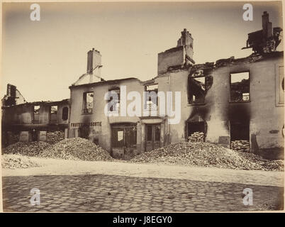 Dieser Band zeigt Fotografien, die die Ruinen von Paris und seine Umgebung nach dem Deutsch-Französischen Krieg dokumentieren und einen visuellen Überblick über die Zerstörung geben. Stockfoto