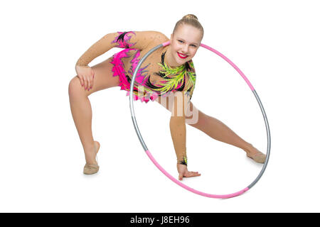 schöne blonde Teenager-Alter Turnerin Mädchen machen Übungen mit Hula-Hoop. Studio gedreht isolierten auf weißen Hintergrund. Kopieren Sie Raum. Stockfoto