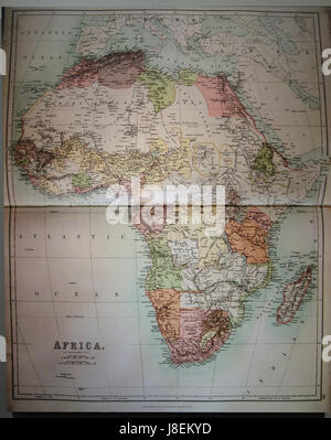 Diese Karte Afrikas aus dem General Atlas von Black, veröffentlicht 1888, bietet eine detaillierte geografische Darstellung des afrikanischen Kontinents, wie sie im späten 19. Jahrhundert erschien. Sie spiegelt die politischen und territorialen Unterschiede der Zeit wider. Stockfoto