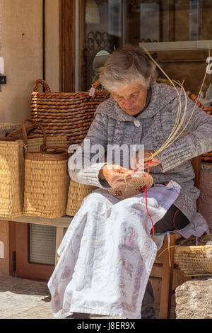 Körbe flechten ist ein lokales Handwerk in Castelsardo, Golf von Asinara in Sardinien, Italien Stockfoto