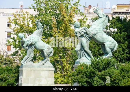 Pferdeskulptur vor dem Gebäude der Nationalversammlung, Belgrad, Serbien Stockfoto