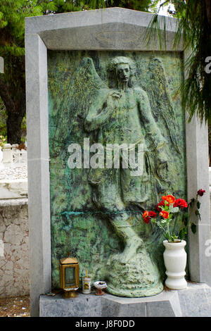 weinende Engelsstatue auf einem Friedhof Athens, Griechenland Stockfoto