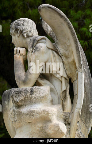 weinende Engelsstatue auf einem Friedhof Athens, Griechenland Stockfoto