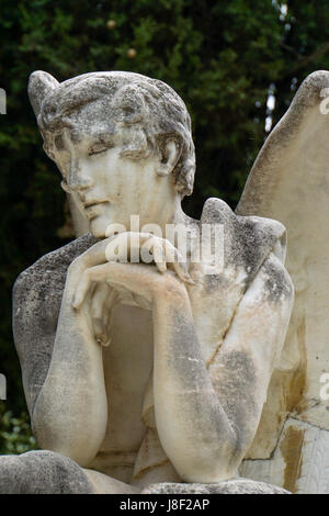 weinende Engelsstatue auf einem Friedhof Athens, Griechenland Stockfoto