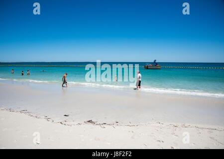 Coogee, WA, Australien-November 14,2016: Touristen Schwimmen im Indischen Ozean mit Ponton am Coogee Beach in Coogee, Western Australia Stockfoto