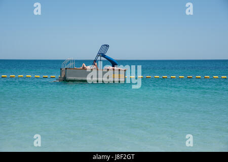 Coogee, WA, Australien-November 14,2016: Menschen Entspannung und Sonnenbaden auf Ponton im Indischen Ozean am Coogee Beach in Coogee, Western Australia. Stockfoto