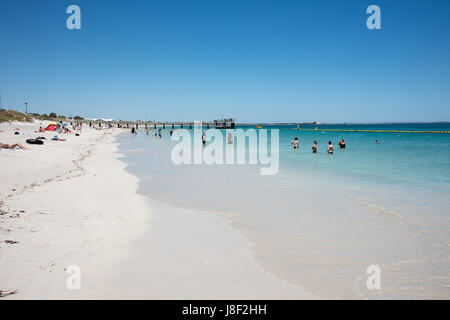 Coogee, WA, Australien-November 14,2016: Touristen genießen einen Sommerurlaub an der Küste des Indischen Ozeans am Coogee Beach in Coogee, Western Australia Stockfoto