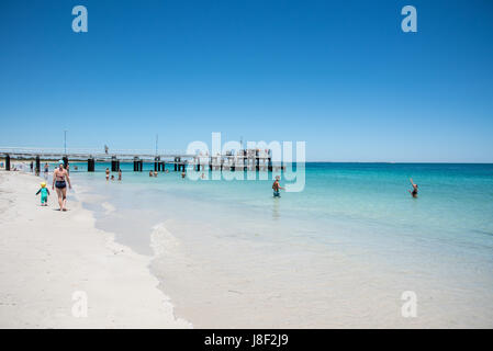 Coogee, WA, Australien-November 14,2016: Touristen genießen einen Sommerurlaub an der Küste des Indischen Ozeans am Coogee Beach in Coogee, Western Australia Stockfoto