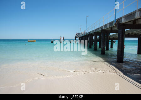 Coogee, WA, Australien-November 14,2016: Menschen am Coogee Beach Steg mit dem indischen Ozean Seelandschaft in Coogee, Western Australia. Stockfoto