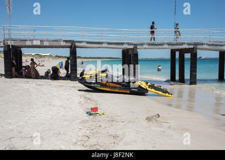 Coogee, WA, Australien-November 14,2016: Menschen, Surf Rettungsgeräte und Steg am Coogee Beach mit dem blauen Ozean in Coogee, Western Australia. Stockfoto