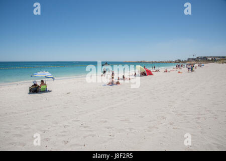 Coogee, WA, Australien-November 14,2016: Touristen am Coogee Beach mit den ruhigen Gewässern indischen Ozean unter blauem Himmel in Coogee, Western Australia Stockfoto