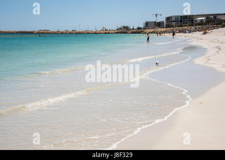 Coogee, WA, Australien-November 14,2016: Touristen am Coogee Beach mit sanften Wellen des Indischen Ozeans in Coogee, Western Australia. Stockfoto