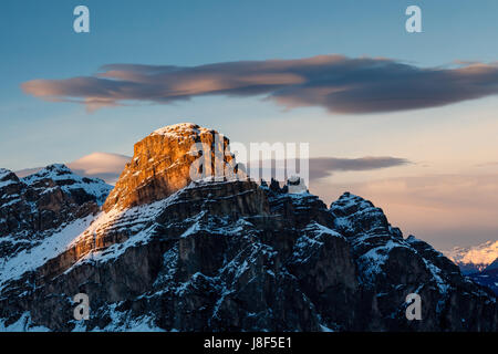 Sassongher Berg auf das Skigebiet von Corvara, Alta Badia, Dolomiten Alpen Italien Stockfoto