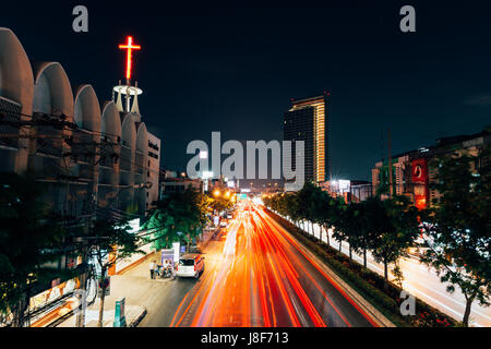 BANGKOK, THAILAND - 25 APRIL: Die Ampel-Trails auf der Straße von Bangkok in der Nacht vom 25. April 2016 in Bangkok, Thailand. Stockfoto