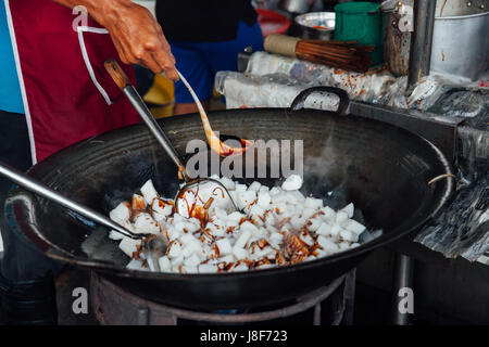 GEORGE TOWN, MALAYSIA - 23. März 2016: Mann bei Kimberly Street Food Night Market am 23. März 2016 in George Town, Malaysia kocht. Stockfoto