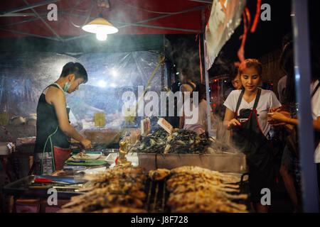 CHIANG MAI, THAILAND - 27 AUGUST: Food Vendor kocht Fisch und Meeresfrüchte am Samstag Nachtmarkt (Walking Street) am 27. August 2016 in Chiang Mai, T Stockfoto