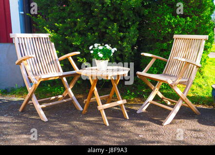 Tisch und Stühle im Garten Stockfoto