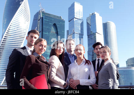 Porträt des Business Teams außerhalb Büro auf Wolkenkratzer-Hintergrund Stockfoto