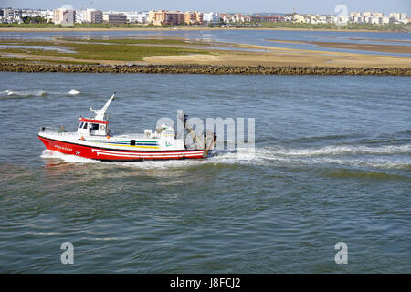 Fischerboot Rückkehr in den Hafen von Isla Canela Costa de la Luz Spanien Stockfoto