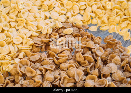 Handgemachte Orecchiette Nudeln trocknen in den Straßen von Bari Vecchia, Apulien, Italien Stockfoto