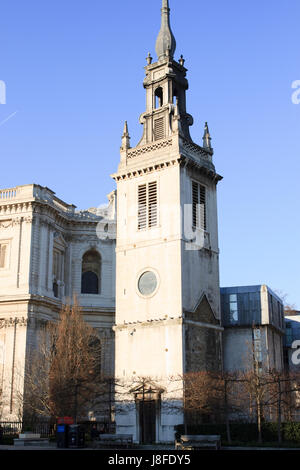 Turm der zerstörten Kirche von Str. Augustine, London, England. Stockfoto