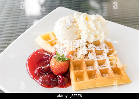 Erdbeere Waffel mit Eis Stockfoto