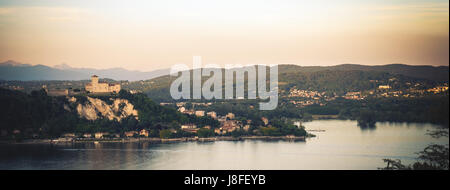 Rocca di Angera Burg Antenne Lago Maggiore bei Sonnenuntergang Lombardei Italien Stockfoto