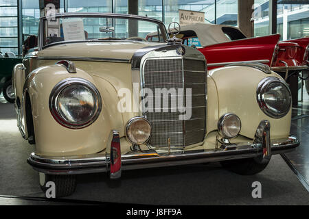 STUTTGART, Deutschland - 4. März 2017: Die Full-Size-Luxus-Auto Mercedes-Benz 300 s, 1952. Europas größte Oldtimer-Messe "RETRO CLASSICS" Stockfoto