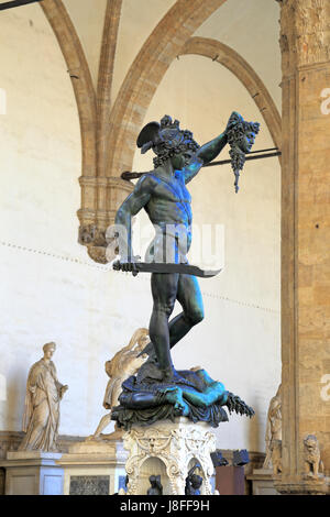 Cellinis Perseus mit dem Haupt der Medusa in der Loggia dei Lanzi oder Loggia della Signoria, Piazza della Signoria, Florenz, Toskana, Italien, Europa. Stockfoto