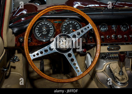 STUTTGART, Deutschland - 4. März 2017: Innenraum der Sportwagen Jaguar E-Type, 1962. Europas größte Oldtimer-Messe "RETRO CLASSICS" Stockfoto