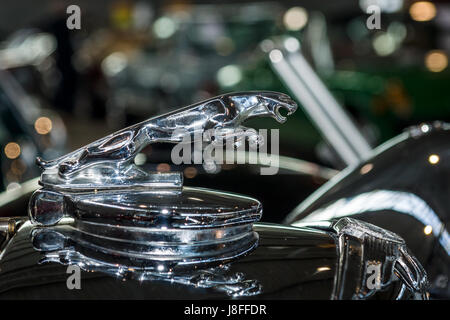 Hood ornamentalen Auto Jaguar SS 100 (Jaguar auf dem Sprung). Europas größte Oldtimer-Messe "RETRO CLASSICS" Stockfoto