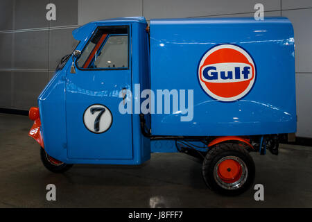 STUTTGART, Deutschland - 4. März 2017: Submicro Van Piaggio Ape 50. Europas größte Oldtimer-Messe "RETRO CLASSICS" Stockfoto