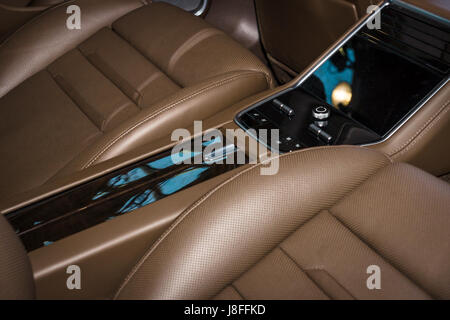 Innenraum (Beifahrersitz) Full-Size-Luxus-Auto Porsche Panamera Turbo, 2016. Europas größte Oldtimer-Messe "RETRO CLASSICS" Stockfoto