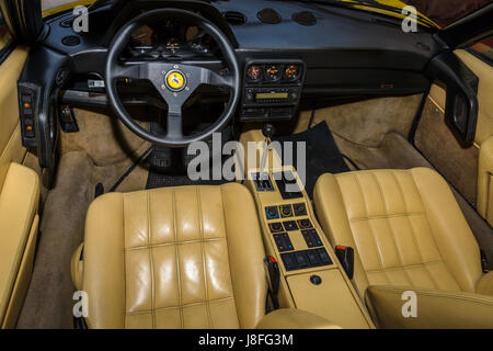 STUTTGART, Deutschland - 4. März 2017: Innenraum der Sportwagen Ferrari 328 GTS. Europas größte Oldtimer-Messe "RETRO CLASSICS" Stockfoto