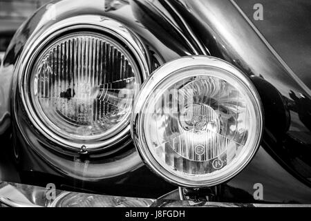 STUTTGART, Deutschland - 4. März 2017: Scheinwerfer eines Kleinwagens Volkswagen Beetle Cabrio, 1976. Close-up. Schwarz und weiß. Europas größte klassische ca Stockfoto