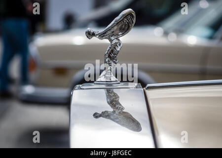 STUTTGART, Deutschland - 4. März 2017: Das berühmte Wahrzeichen "Spirit of Ecstasy" auf der Rolls-Royce Silver Spirit. Europas größte Oldtimer-Messe Stockfoto