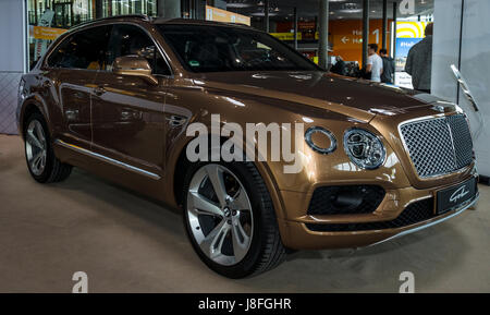 STUTTGART, Deutschland - 4. März 2017: Große Luxus-Crossover SUV Bentley Bentayga, 2016. Europas größte Oldtimer-Messe "RETRO CLASSICS" Stockfoto