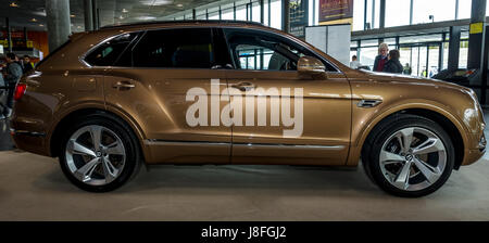 STUTTGART, Deutschland - 4. März 2017: Große Luxus-Crossover SUV Bentley Bentayga, 2016. Europas größte Oldtimer-Messe "RETRO CLASSICS" Stockfoto