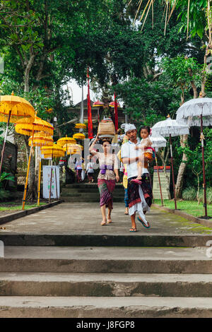 UBUD, Indonesien - 2. März: Familie geht die Treppe hinunter, während der Feier vor Nyepi (balinesische Tag der Stille) auf 2. März 2016 in Ubud, Indonesien Stockfoto