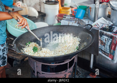 GEORGE TOWN, MALAYSIA - 23 März: Frau kocht gebratene Nudeln mit Sojasprossen an Kimberly Street Food Night Market am 23. März 2016 in George Stockfoto