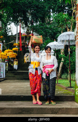 UBUD, Indonesien - 2. März: Junge Frau mit ihrer Mutter in traditioneller Kleidung während der Feier vor Nyepi (balinesische Tag der Stille) am 2. März Stockfoto