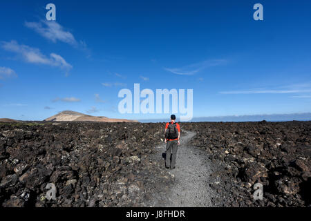 Wandern in die fantastische vulkanische Mondlandschaft des Timanfaya-Nationalparks. Lanzarote, Kanarische Inseln, Spanien Stockfoto